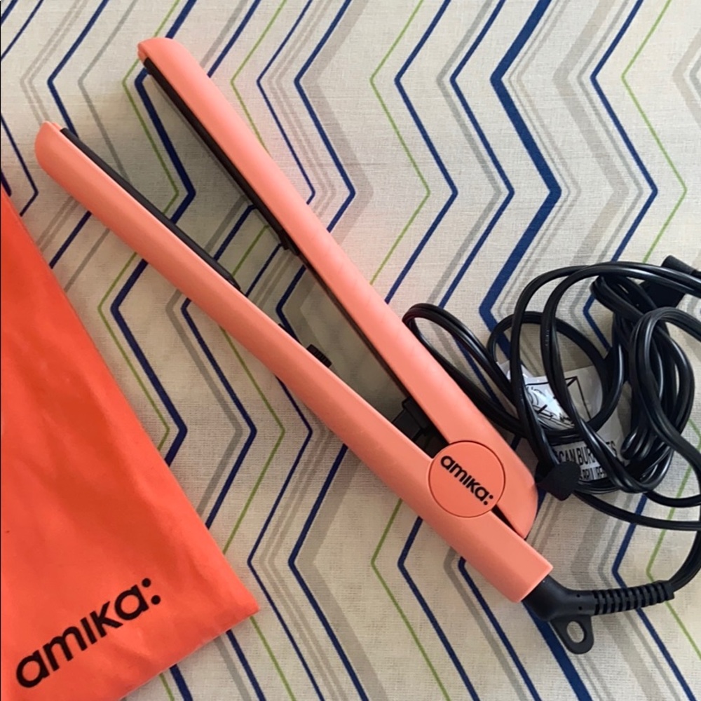 Amika hair straightener